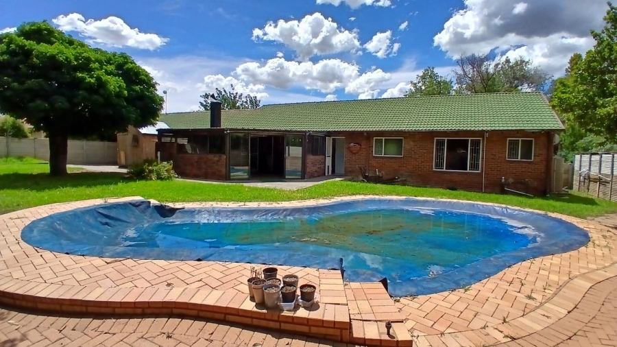 5 Bedroom Property for Sale in Pellissier Free State